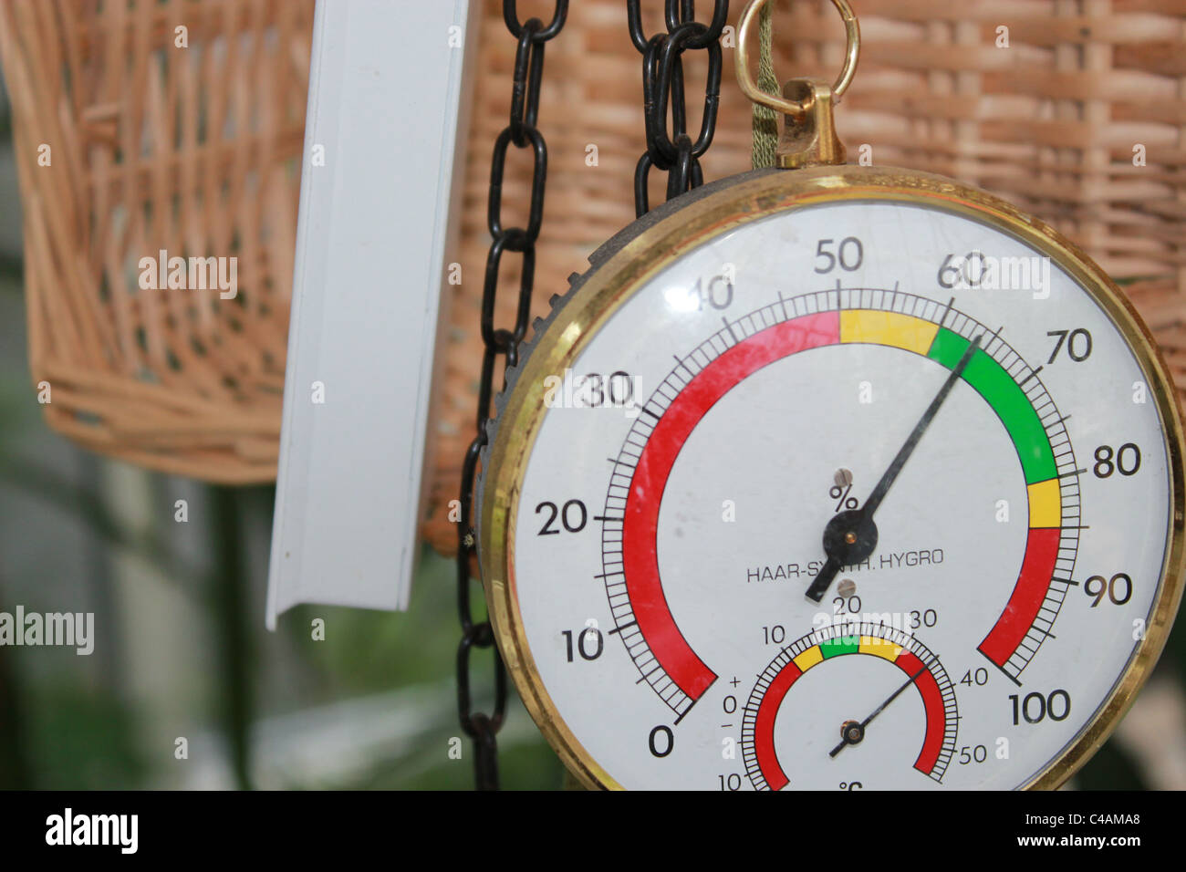 Un colorato misuratore di temperatura e umidità con un cestello. Foto Stock