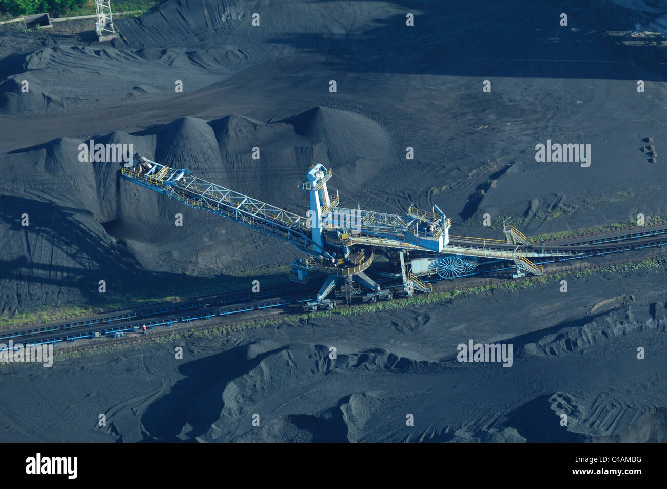 Vista aerea della gru di stoccaggio del carbone sul sito della potenza elettrica ferroviaria Emile Huchet Carling SAINT AVOLD, della Mosella, Foto Stock