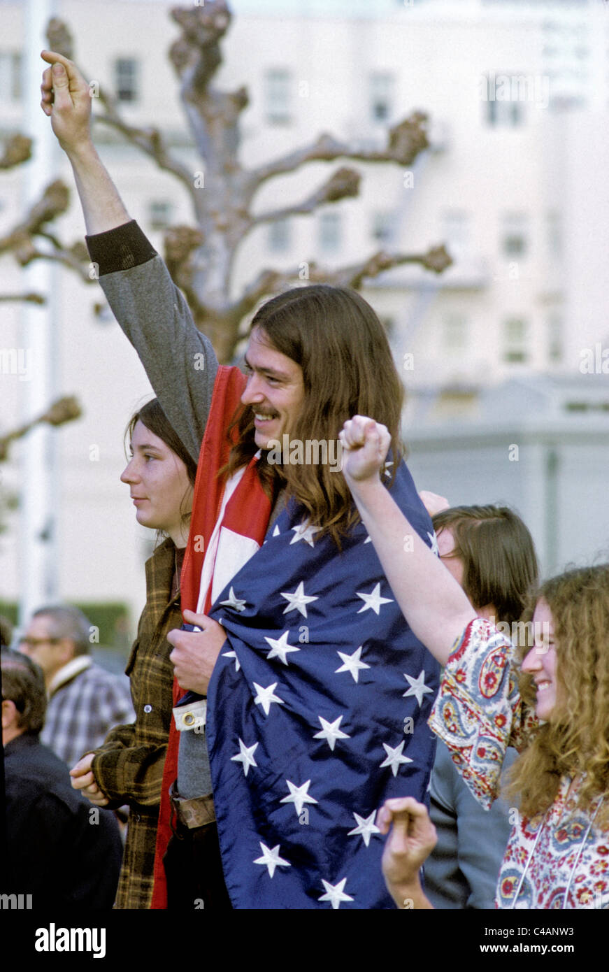 Anti Vietnam manifestanti dimostrare a ottenere al di fuori del Vietnam rally contro la guerra al San Francisco civic center circa 1969 Foto Stock