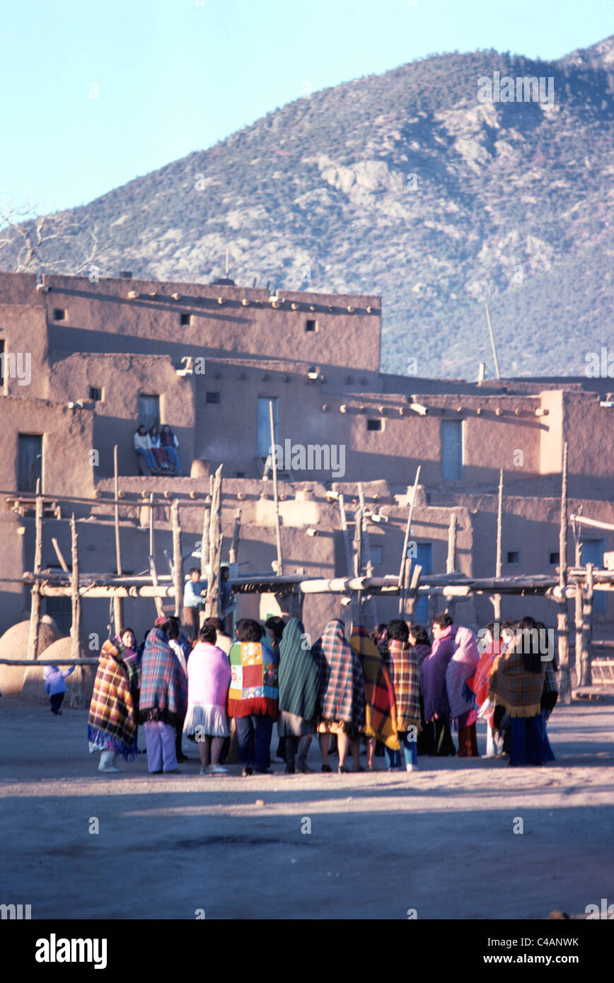 Gruppo di nativi americani le donne indiane hanno squaws pow wow per la tradizionale cerimonia rituale di Taos Pueblo nel Nuovo Messico Foto Stock