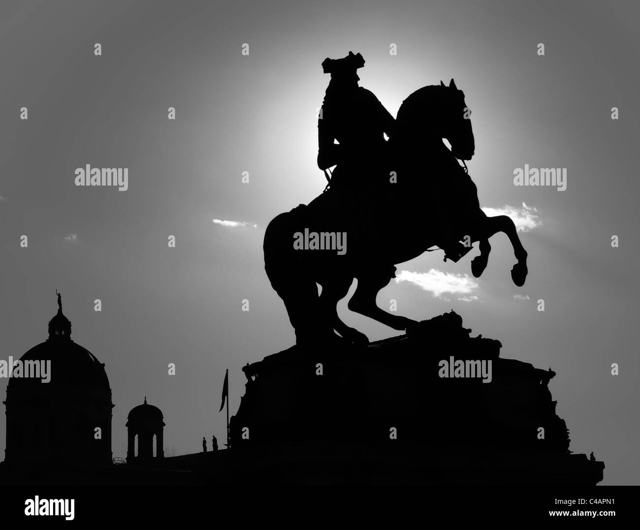 Silhouette di un motociclista staute a Vienna il heldenplatz Foto Stock