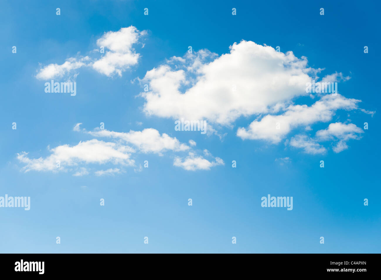 Soffice bianco Cumulus humilis o Cumulus fractus nuvole in una bella giornata piena di sole al giorno Foto Stock
