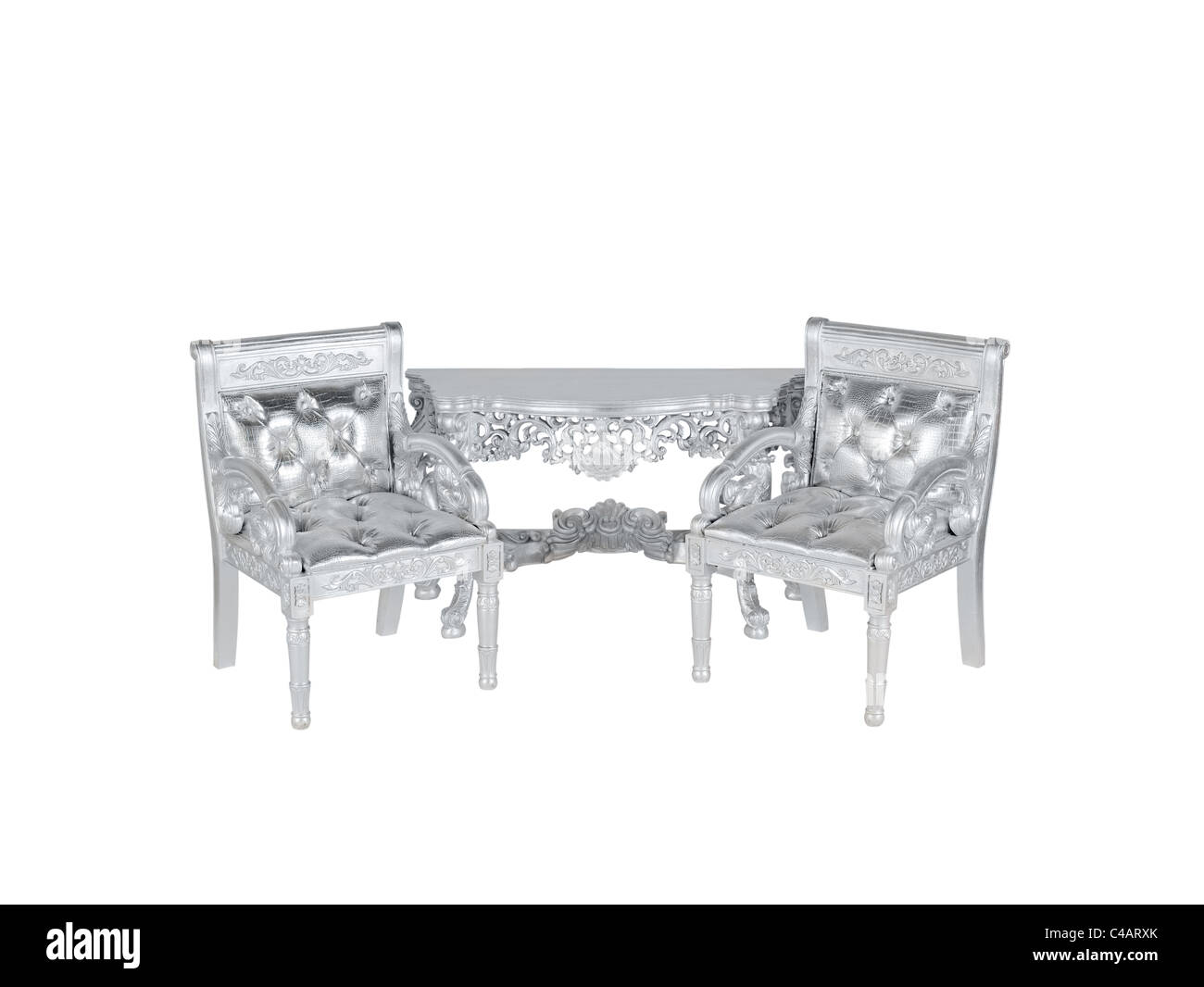 Due d'argento tappezzeria in pelle sedie con argento tabella su medio Foto Stock