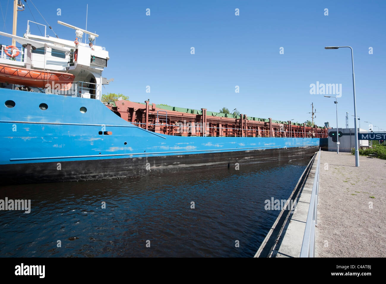 Nave da carico a Mustola serratura in Saimaa canal Lappeenranta FINLANDIA Foto Stock