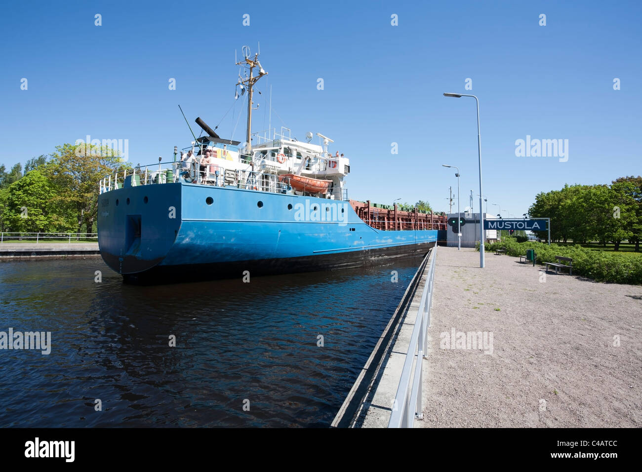 Nave da carico a Mustola serratura in Saimaa canal Lappeenranta FINLANDIA Foto Stock