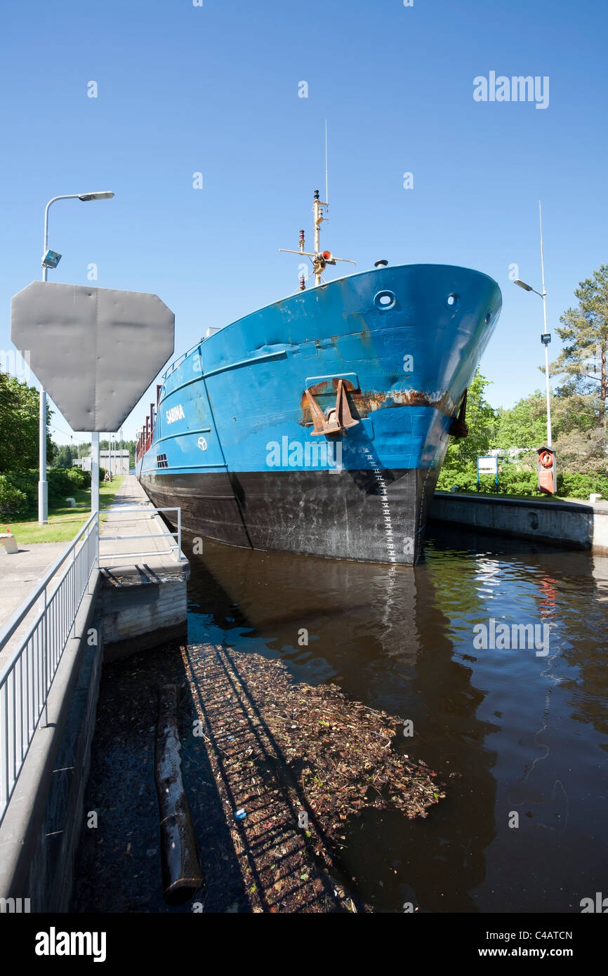 Nave da carico a Mustola serratura in Saimaa canal Lappeenranta FINLANDIA Foto Stock