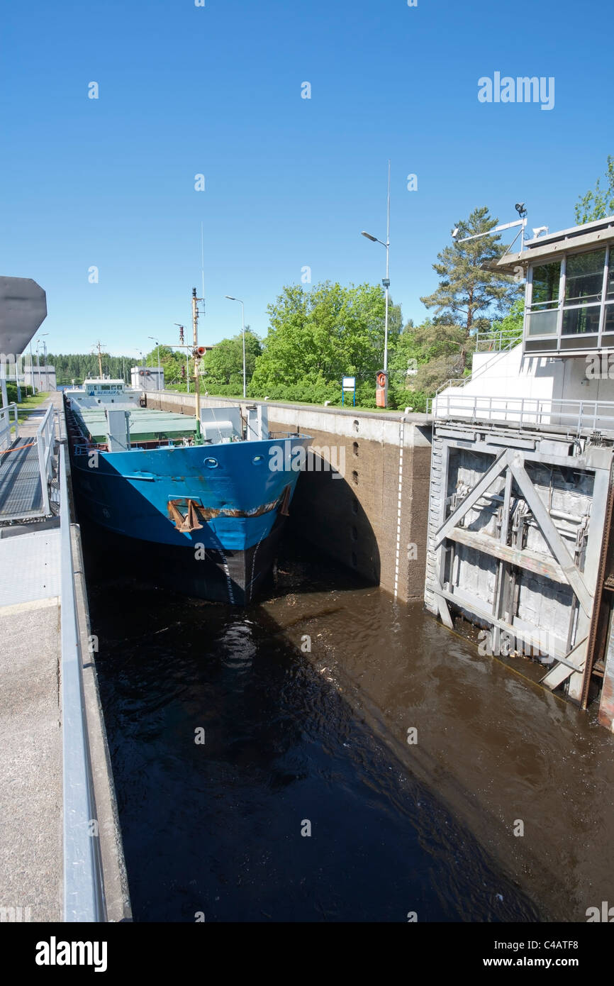 Nave da carico a Mustola serratura in Saimaa canal Lappeenranta FINLANDIA Foto Stock