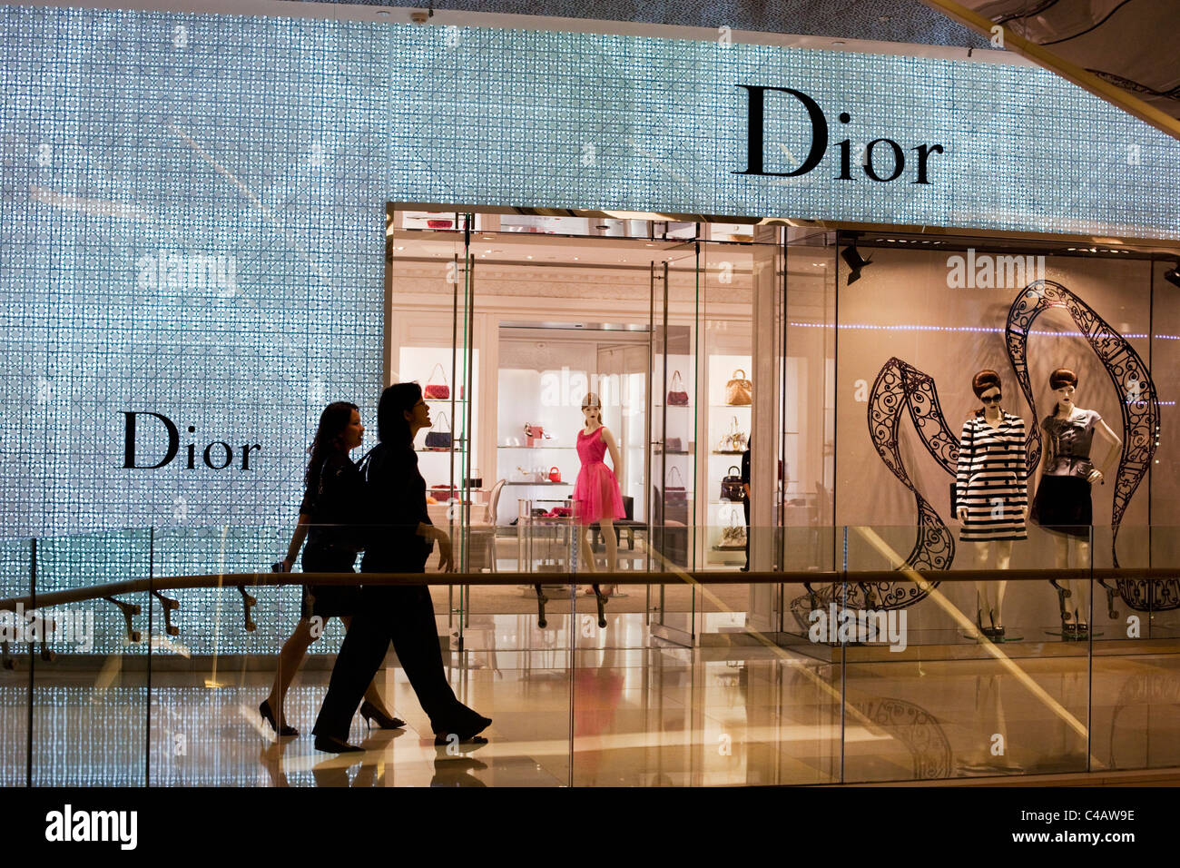 Singapore, Singapore, Orchard Road. Dior boutique in ione Ochard Mall. Foto Stock