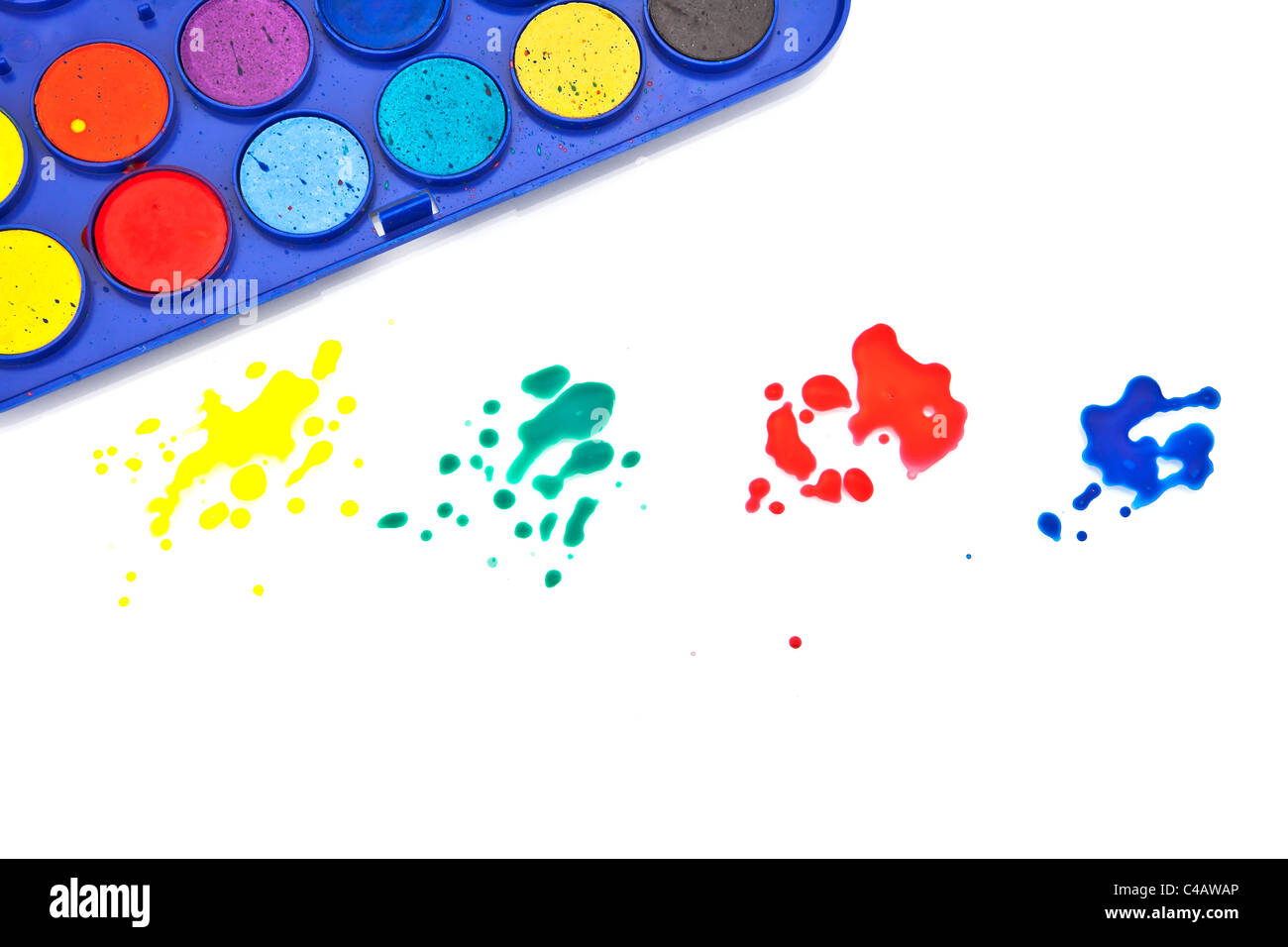 Macchie di colore e una scatola di vernice con acqua i colori Foto Stock