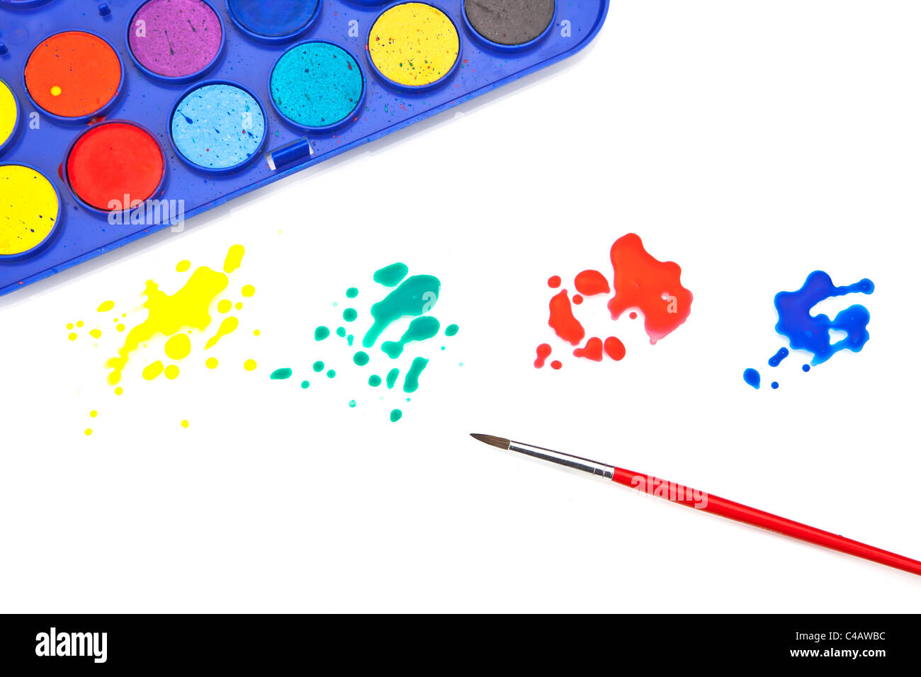 Macchie di colore e una scatola di vernice con acqua di colori e un pennello Foto Stock