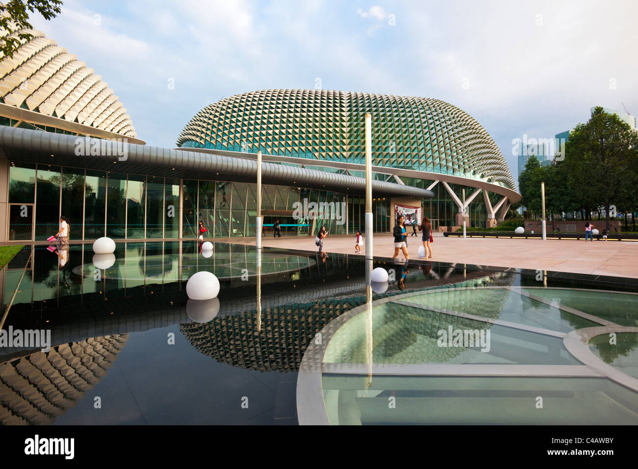 Singapore, Singapore, l'Esplanade. Esplanade - Il Teatro sulla Baia edificio. Foto Stock