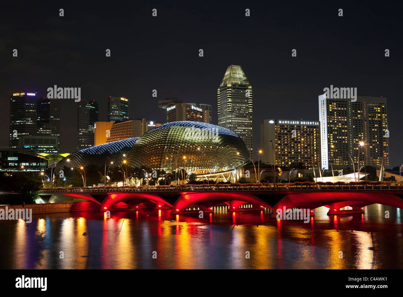 Singapore, Singapore, l'Esplanade. Esplanade Bridge e l'Esplanade, i teatri sulla baia building illuminato di notte. Foto Stock