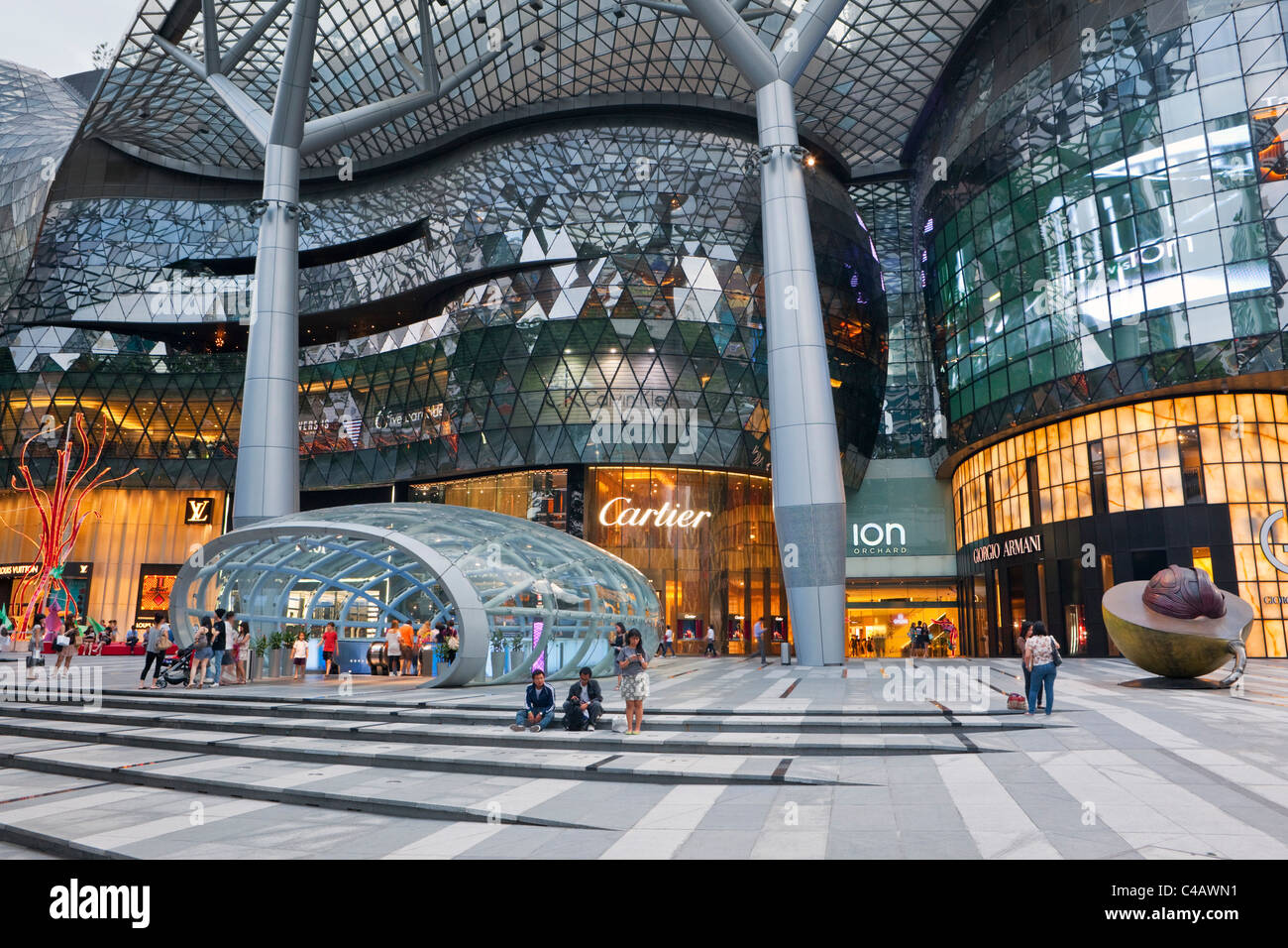 Singapore, Singapore, Orchard Road. ION Orchard Mall, nel quartiere