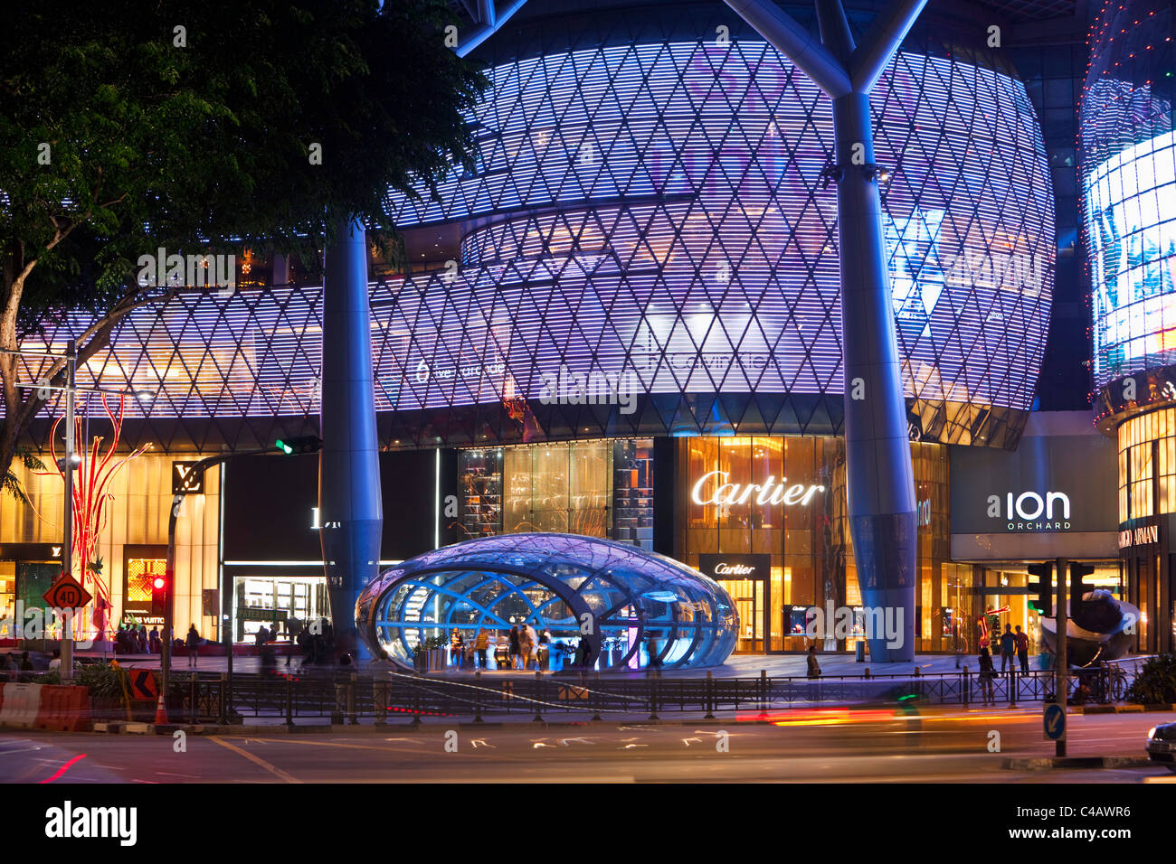 Singapore, Singapore, Orchard Road. ION Orchard Mall, nel quartiere dello shopping di Orchard Road. Foto Stock