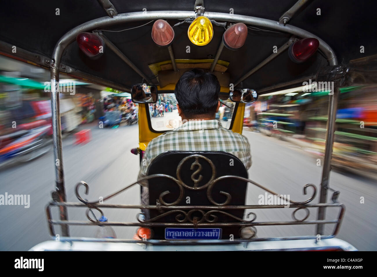 Thailandia, Bangkok. Tut-tuk taxi attraverso le strade di Bangkok. Foto Stock