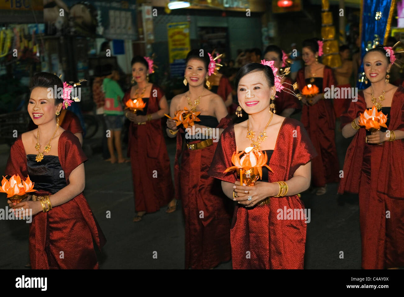 Thailandia, Nakhon Ratchasima, Phimai. Sfilano per le strade di Phimai durante l'annuale festival di Phimai. Foto Stock