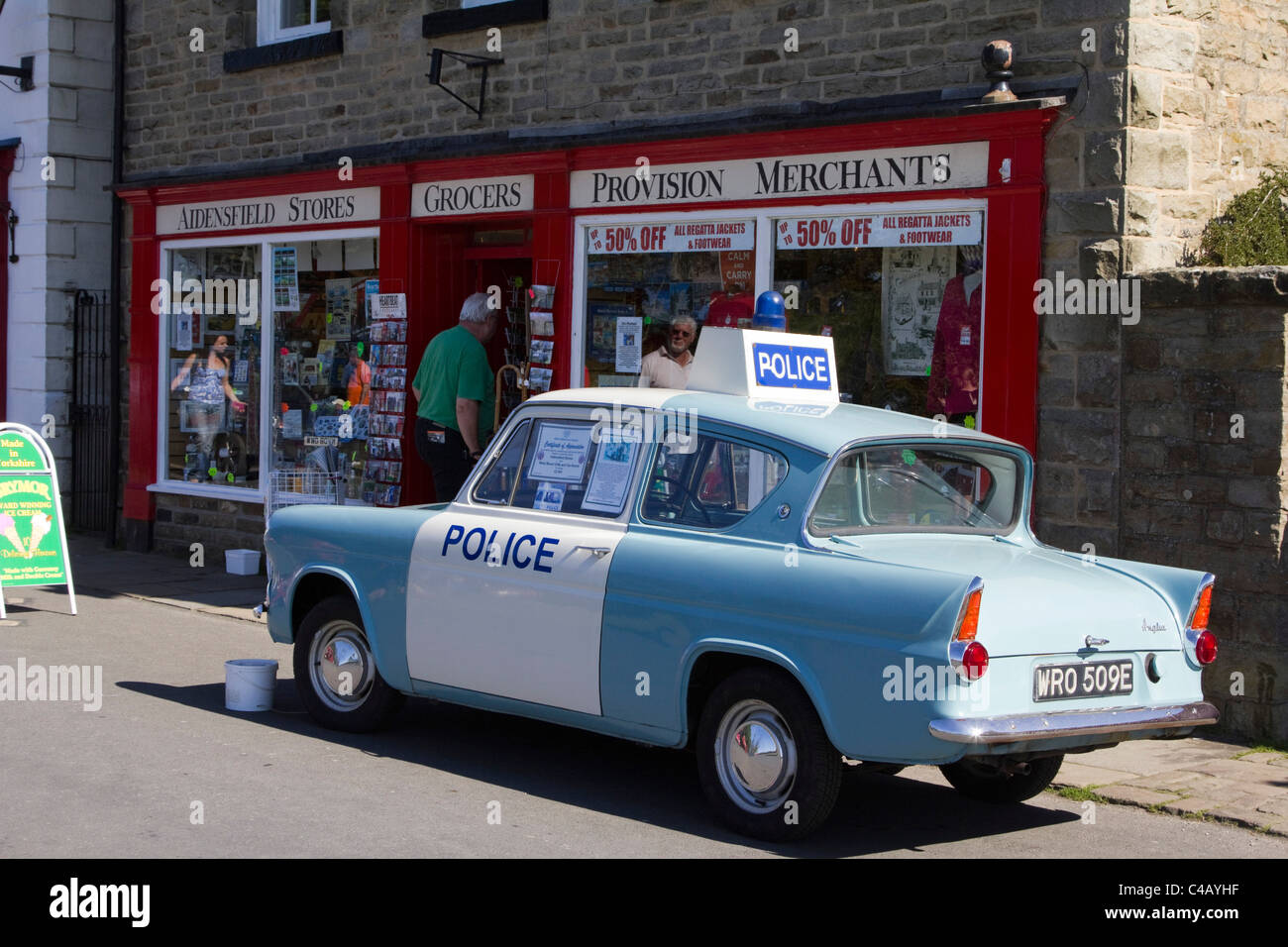 Ford anglia Goathland village Aidensfield heartbeat posizione tv North York Moors England Regno unito Gb Foto Stock