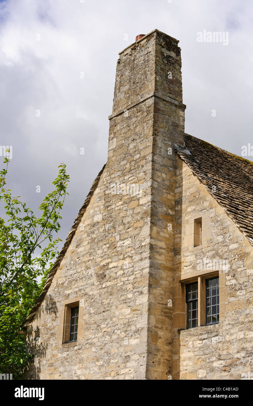 Dettaglio di pietre di Cotswold House con un grande camino Burford Oxfordshire England Regno Unito Foto Stock