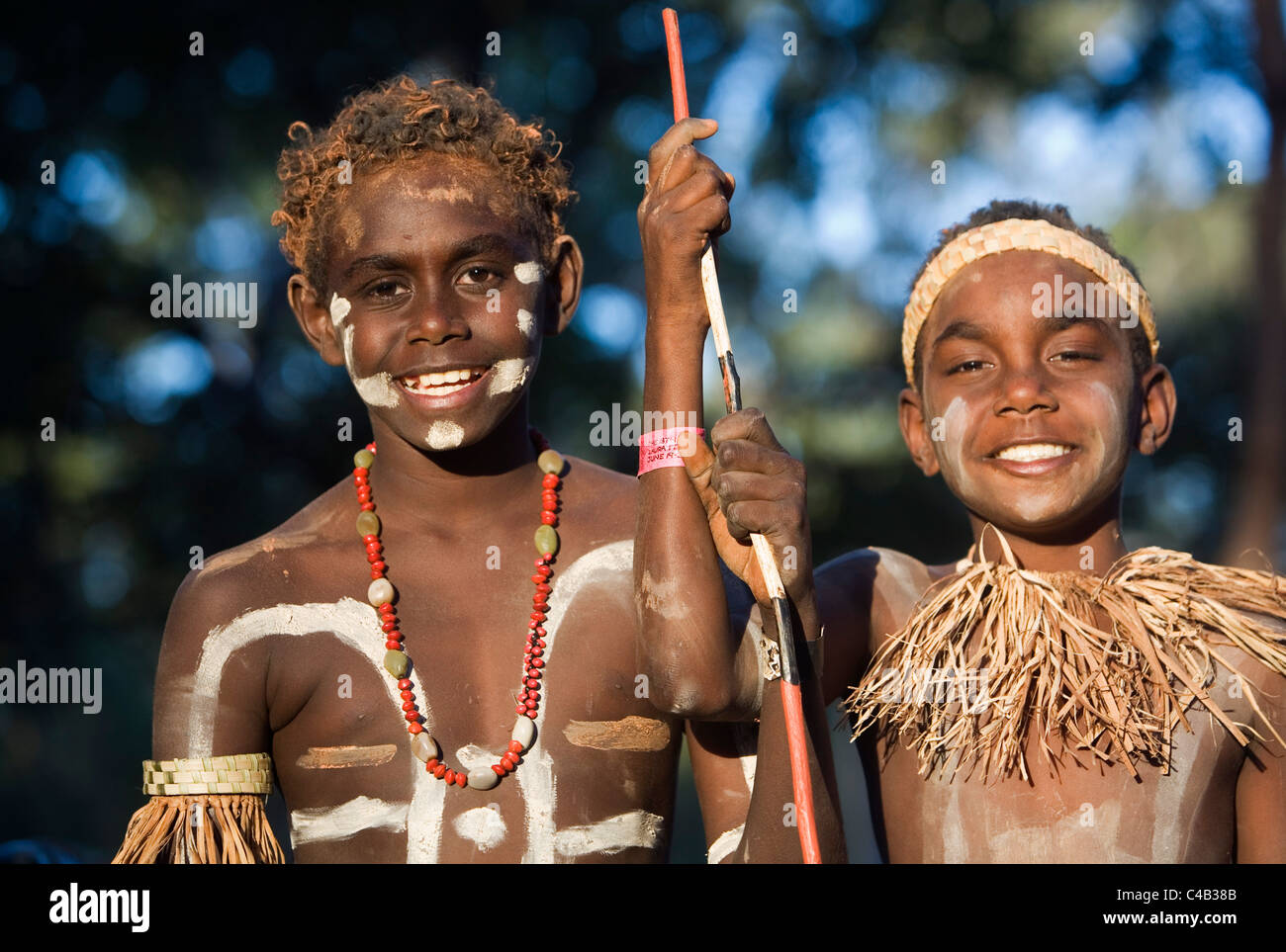Australia, Queensland, Laura. I giovani danzatori indigeni nel corpo tribale vernice. Laura, Queensland, Australia Foto Stock