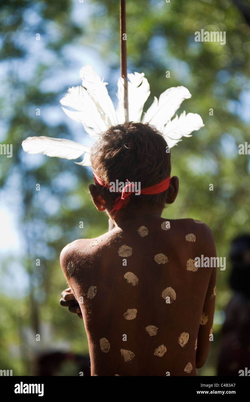 Australia, Queensland, Laura. Ballerino indigeni nel corpo tribale vernice a Laura Aboriginal Dance Festival. Foto Stock