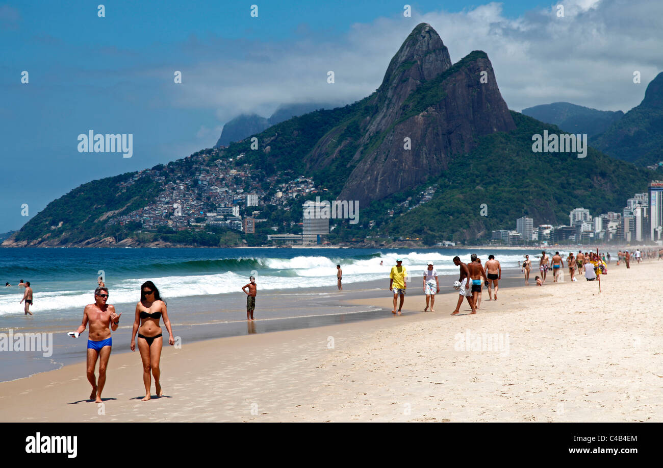 La famosa spiaggia di Ipanema a Rio de Janeiro con i due fratelli Mountain in background. Il Brasile Foto Stock