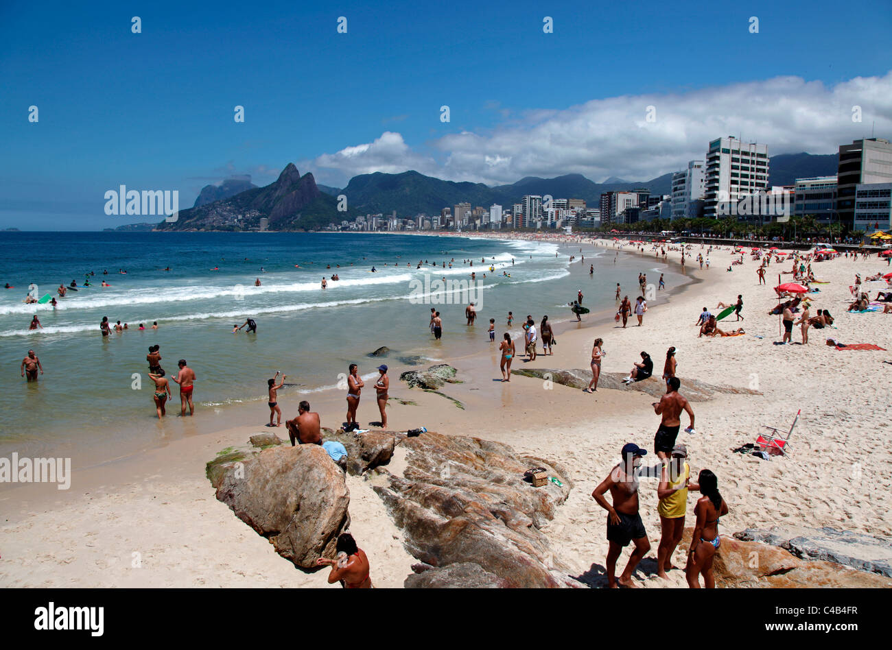 La famosa spiaggia di Ipanema a Rio de Janeiro con i due fratelli Mountain in background. Il Brasile Foto Stock