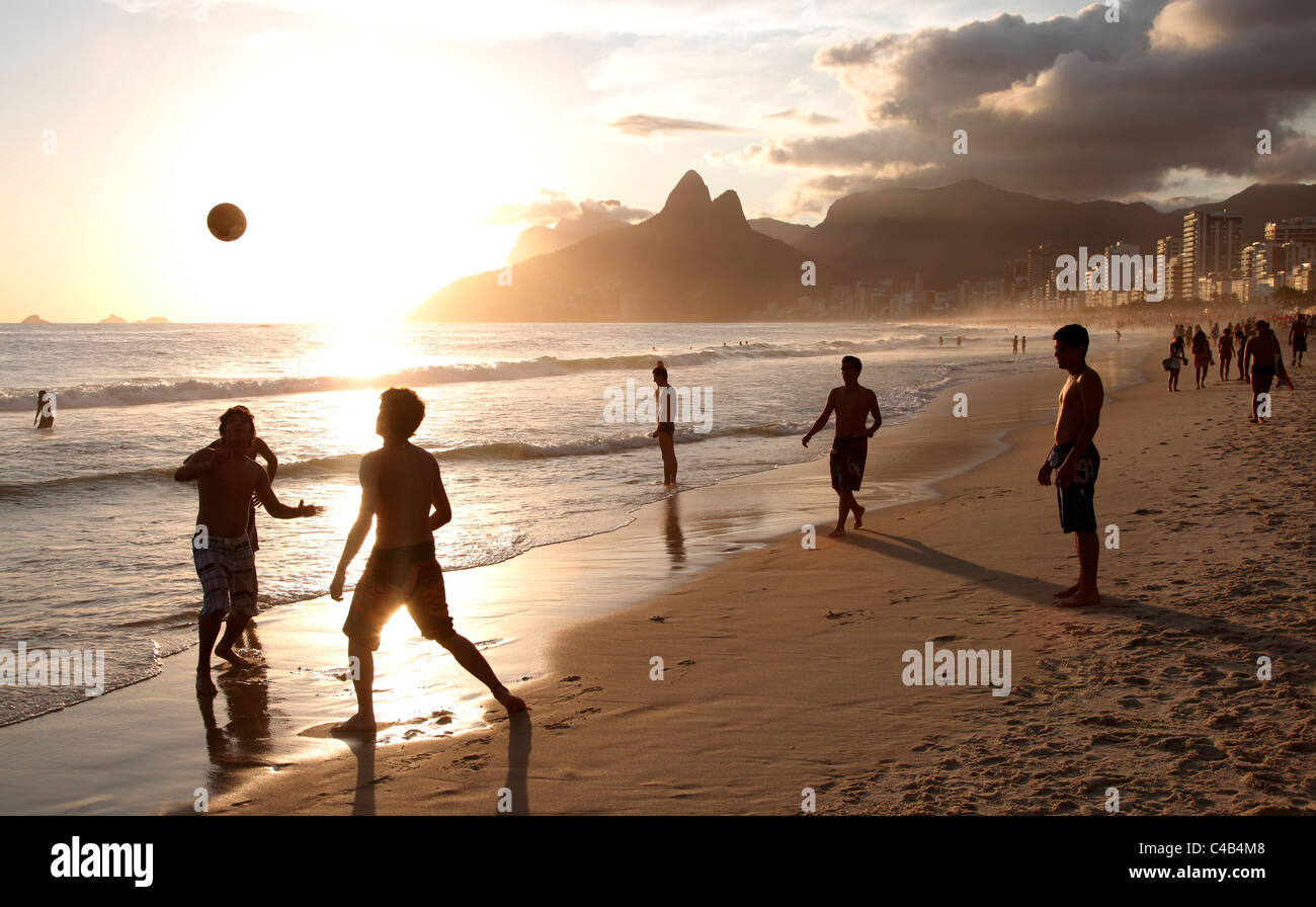 La famosa spiaggia di Ipanema a Rio de Janeiro con i due fratelli Mountain in background al tramonto. Il Brasile Foto Stock