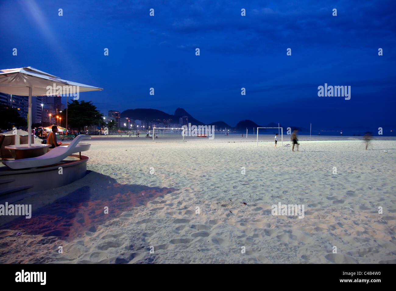 Il Brasile, la spiaggia di Copacabana a Rio de Janeiro al crepuscolo. Foto Stock