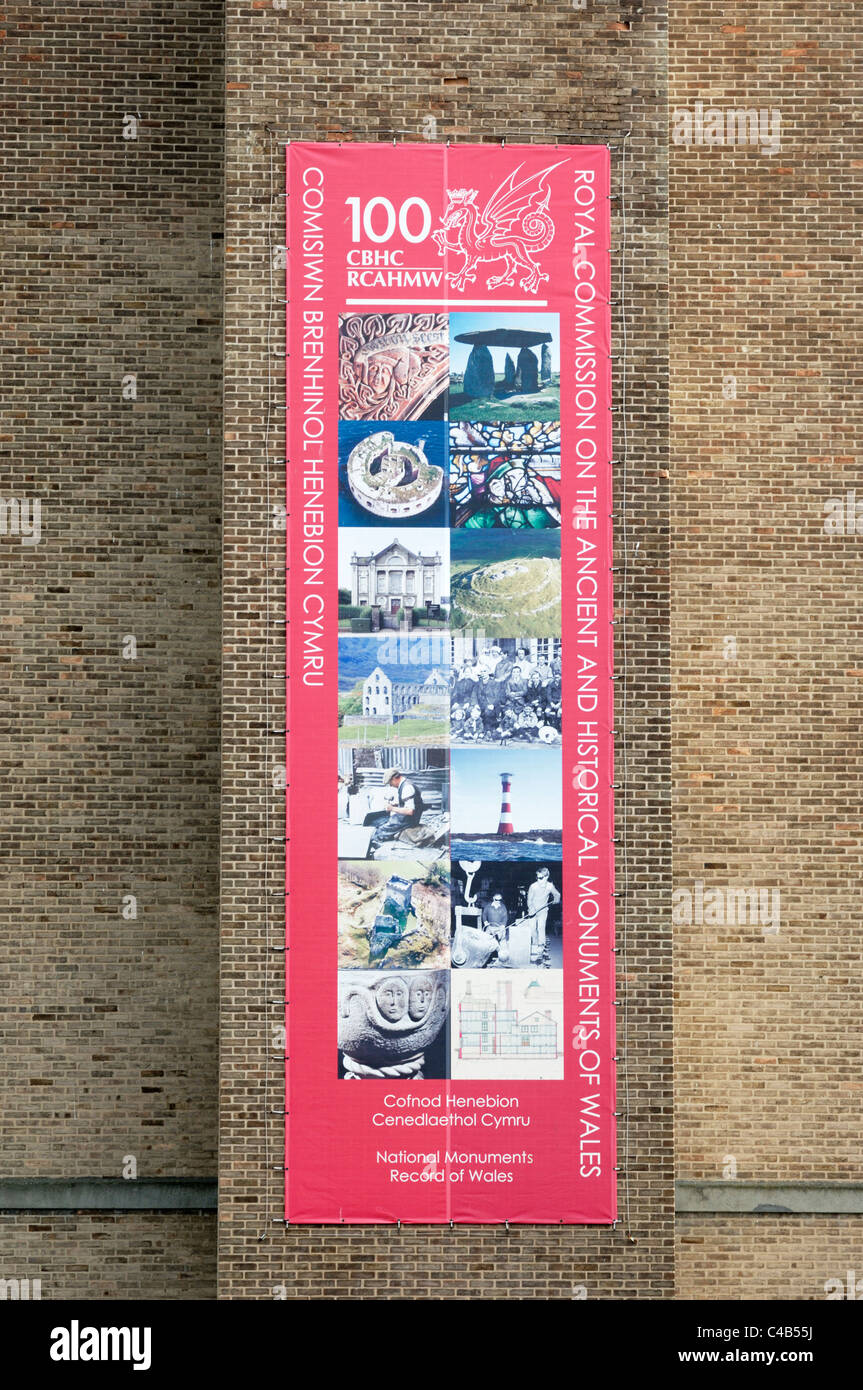 Banner bilingue celebra il 100° anniversario della commissione reale sugli antichi e i monumenti storici del Galles. Foto Stock