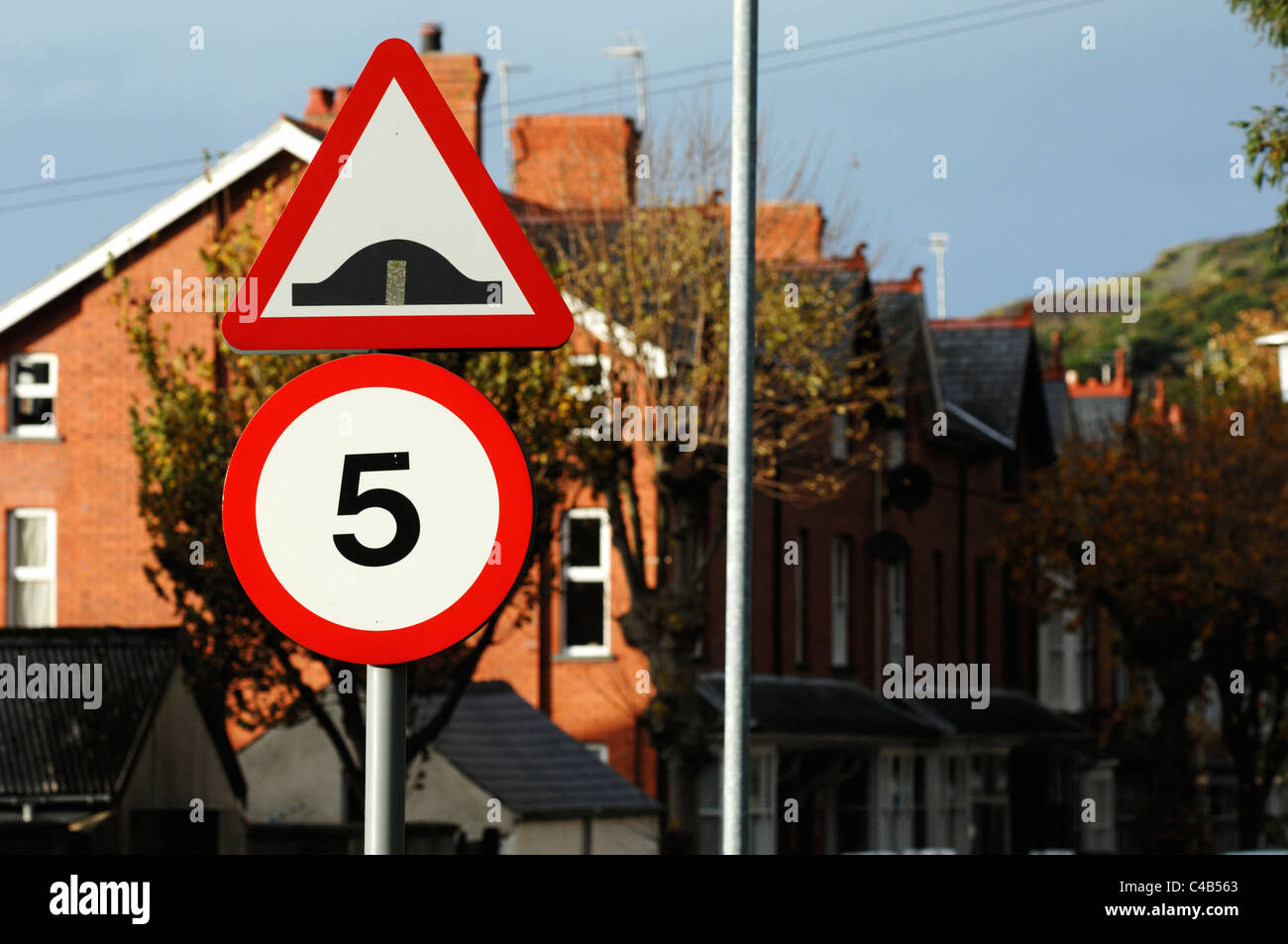 Cinque miglia di un'ora limite di velocità con dossi sign in una zona residenziale di Aberystwyth, Galles. Foto Stock