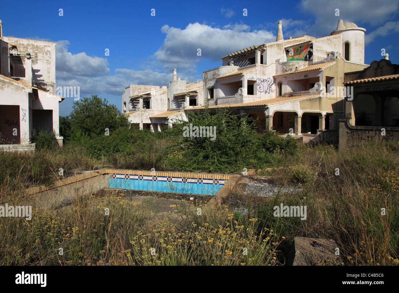 Algarve abondoned edifici porticati decadimento del Portogallo Foto Stock