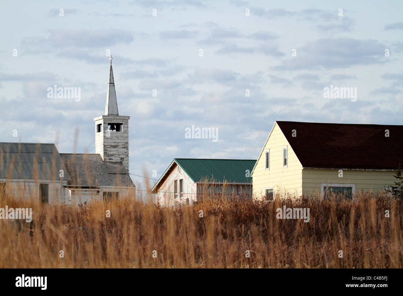 Churchill, Manitoba, Canada. Chiesa di legno e case nella periferia di Churchill. Foto Stock