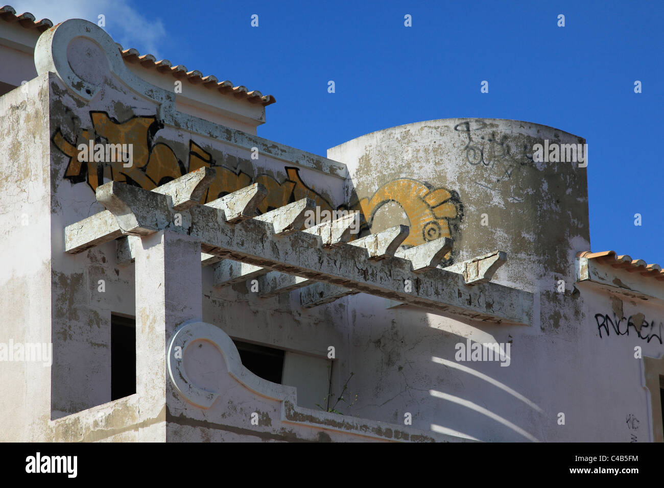 Abondoned edifici a portici, Algarve Portogallo Foto Stock