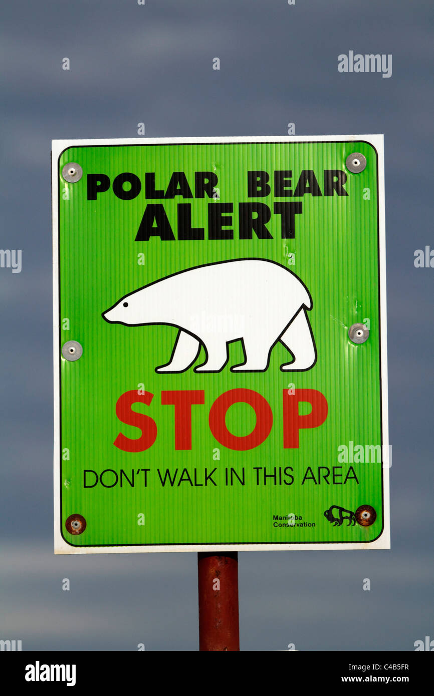 Churchill, Manitoba, Canada. Un segno sulla periferia di Churchill mette in guardia i residenti e visitatori del pericolo di orsi polari. Foto Stock