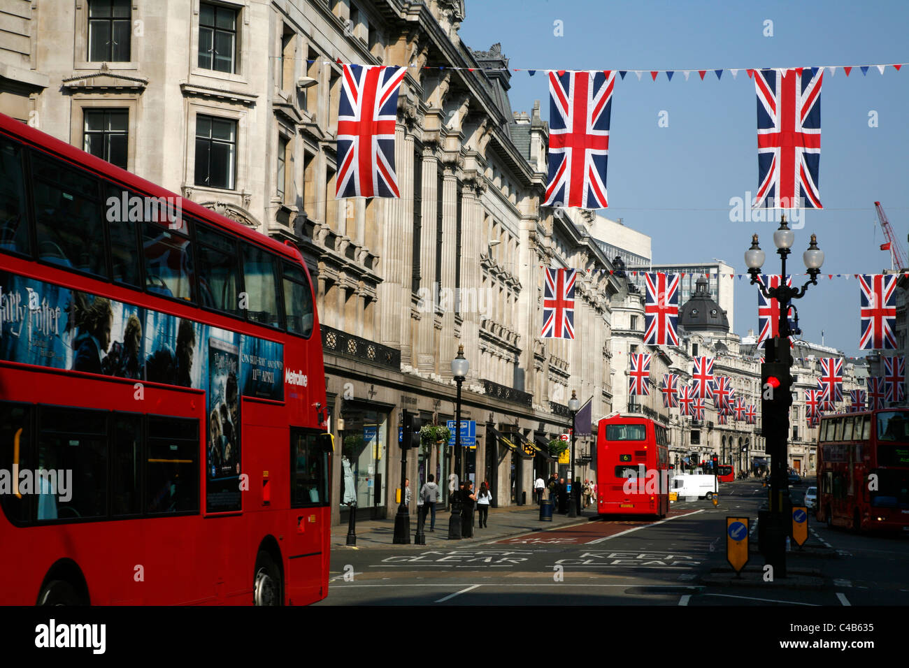 Unione Jack bunting appesi in Regent Street per festeggiare le nozze del principe William e Kate Middleton, London, Regno Unito Foto Stock