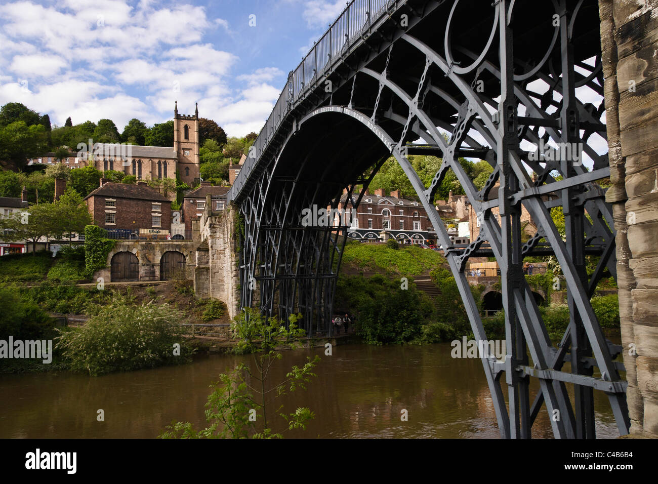 Il ponte di ferro costruito tra il 1777 e il 1781 da Thomas Telford, Ironbridge, Shropshire, Inghilterra Foto Stock