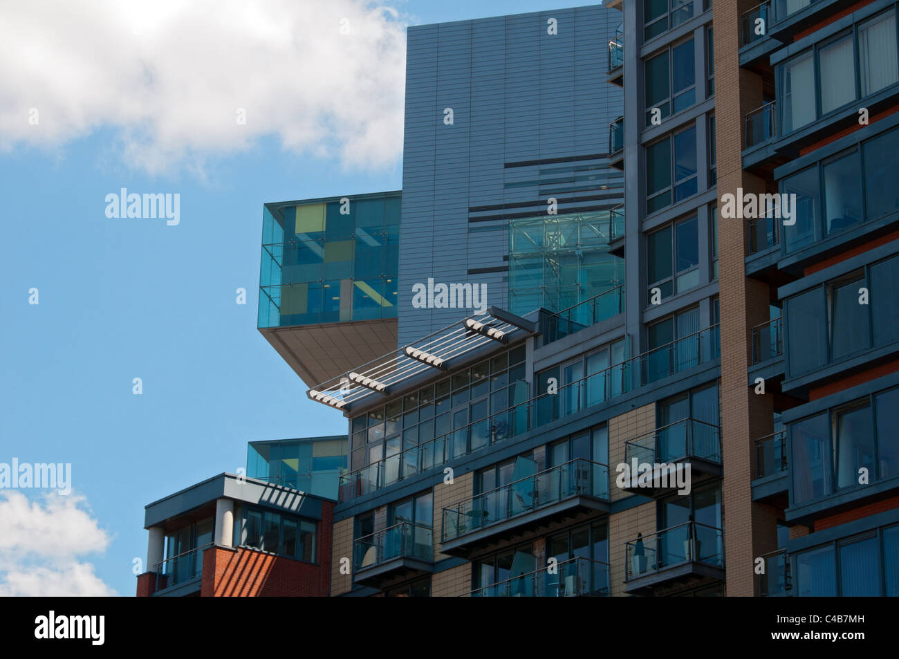 Giustizia civile edificio centrale al di sopra della Leftbank Apartments, Spinningfields development, Manchester, Inghilterra, Regno Unito. Foto Stock