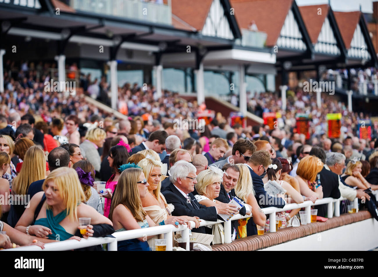 Inghilterra, Cheshire, Chester. Gli spettatori a Chester Racecourse Foto Stock