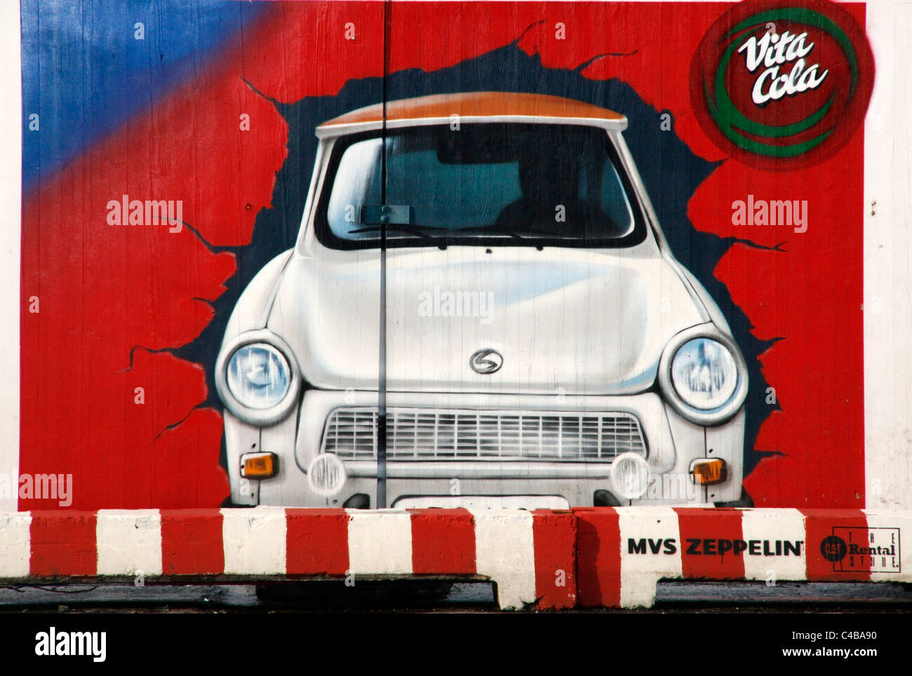 Graffiti in ex Berlino est che mostra la Trabant, il più comune tedesco orientale auto, Germania Foto Stock