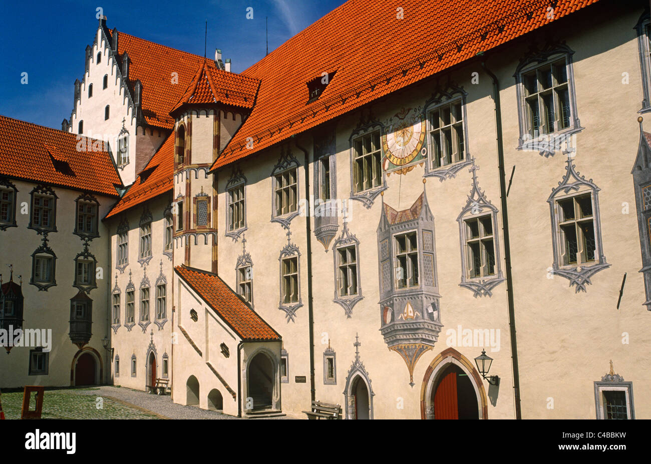 In Germania, in Baviera, Fussen. Trompe l'oeil esagera l'aspetto esterno di parti dell'Hohes Schloss, o alta, il castello di Fussen. In passato la residenza estiva dei principi vescovi di Augsburg e ora in parte utilizzato come una galleria d'arte, l'edificio è uno dei paesi più grandi e meglio conservati castelli tardogotici. Foto Stock