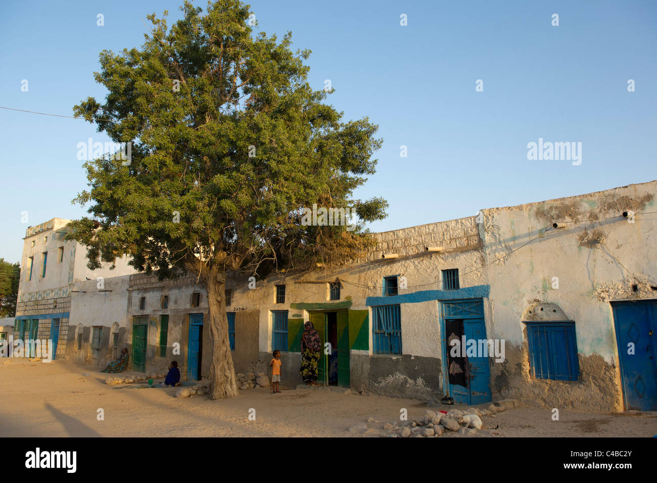 Le persone al di fuori della loro casa, Berbera, il Somaliland e la Somalia Foto Stock