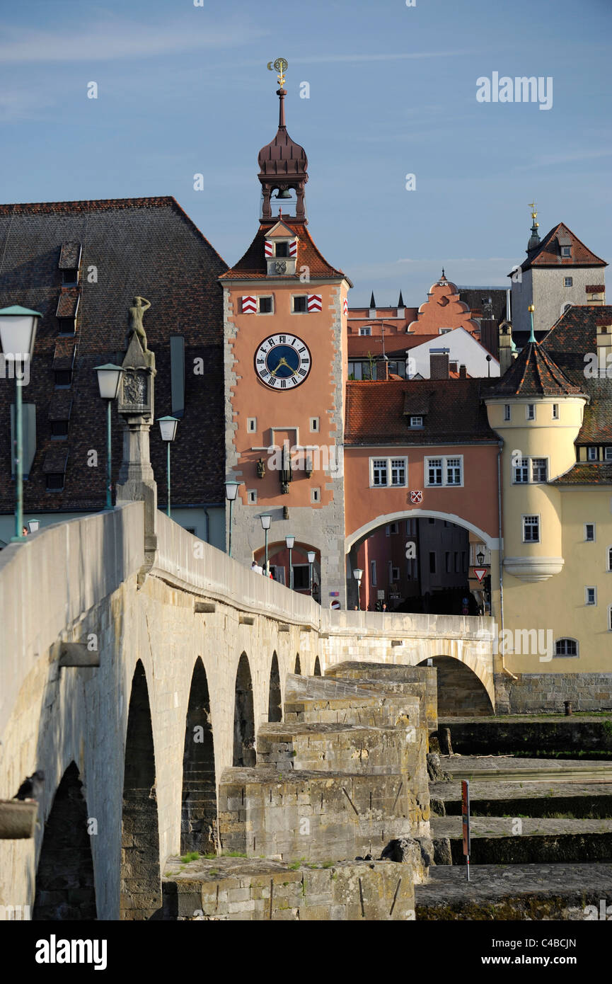 Antica e famosa città bavarese di Regensburg in Germania con la città vecchia e le case medioevali Foto Stock