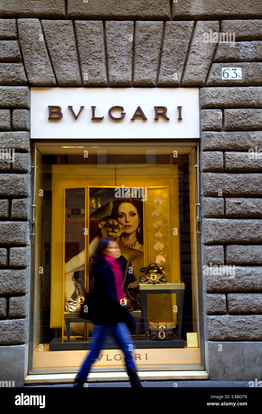 Roma, Italia; una giovane donna che passa davanti a un progettista di  negozio di abbigliamento in centro hsitorical. Signor Foto stock - Alamy