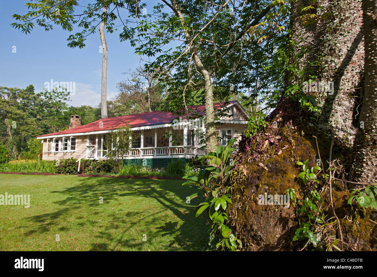 Uno degli affascinanti edifici vecchi al Rondo Retreat, un grazioso lodge turistico in mezzo alla foresta di Kakamega, Kenya Foto Stock