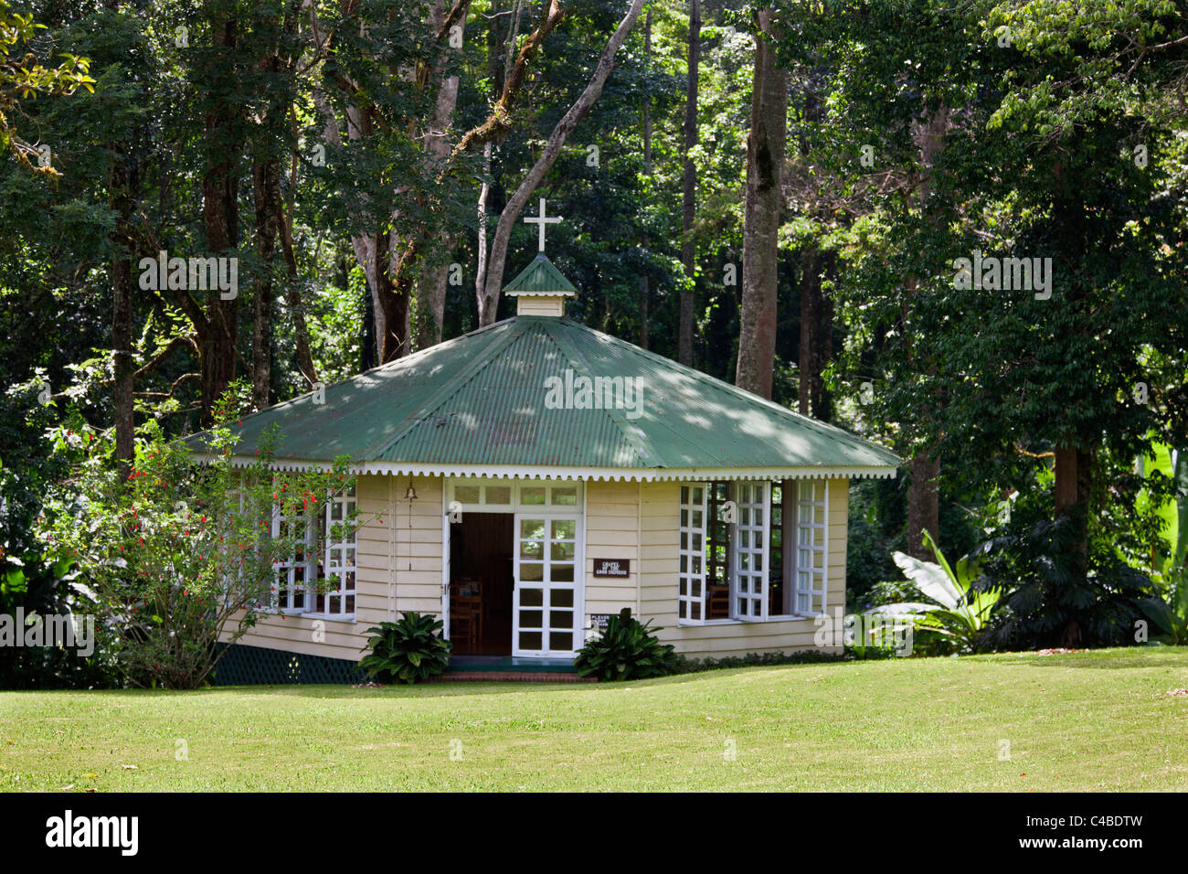 L'attraente cappella del Buon Pastore nella motivazione di Rondo Retreat, un grazioso lodge turistico in mezzo alla foresta di Kakamega. Foto Stock