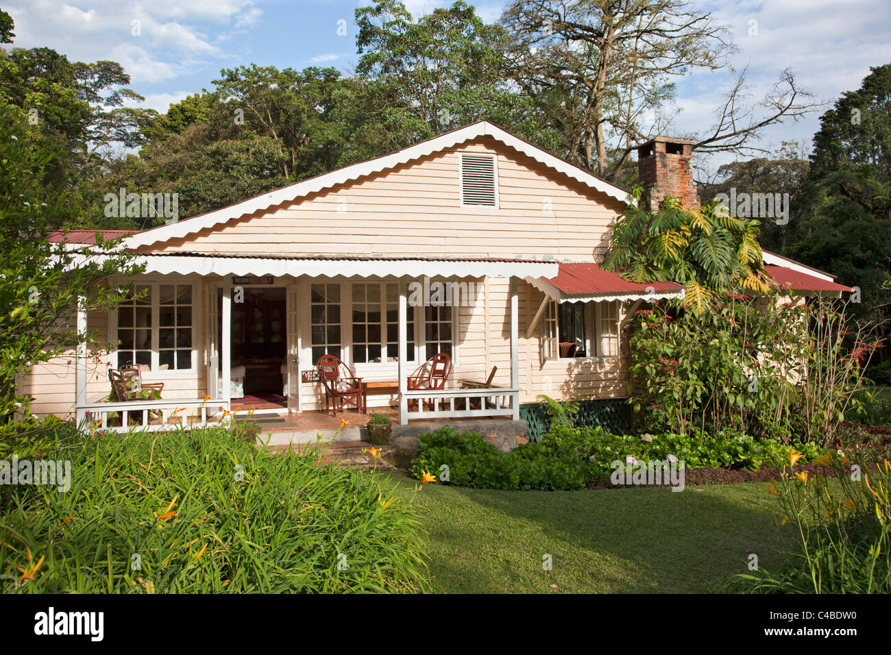 Uno degli affascinanti edifici vecchi al Rondo Retreat, un grazioso lodge turistico in mezzo alla foresta di Kakamega. Foto Stock