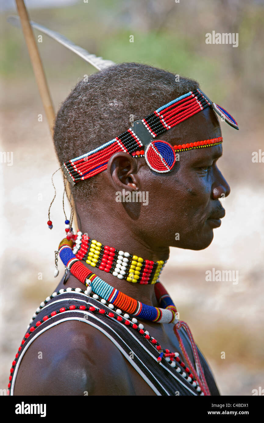 Un uomo di Pokot indossando tipici ornamenti in perline della sua tribù. I Pokot sono pastori che parla di un Sud della lingua nilotica. Kenya Foto Stock
