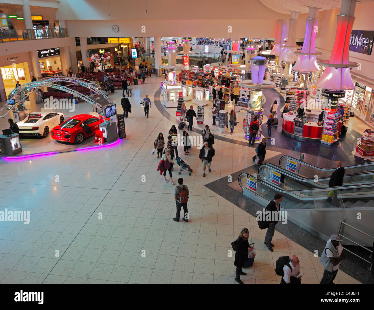 Gatwick Airport duty free shopping arcade. Foto Stock