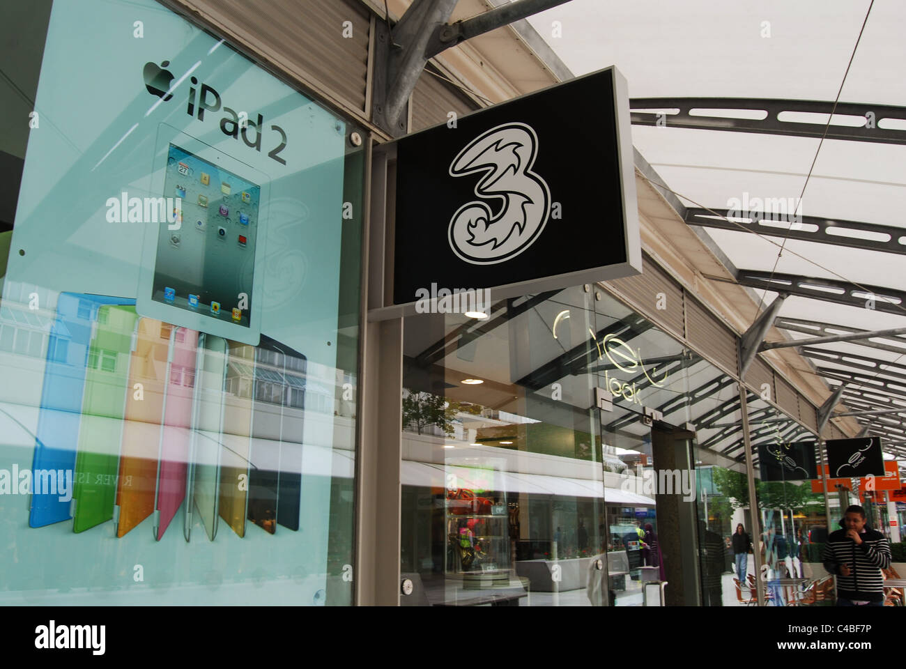 Una vista generale di un 3 Mobile store nel centro di Brunswick, Russell Square London Regno Unito Foto Stock