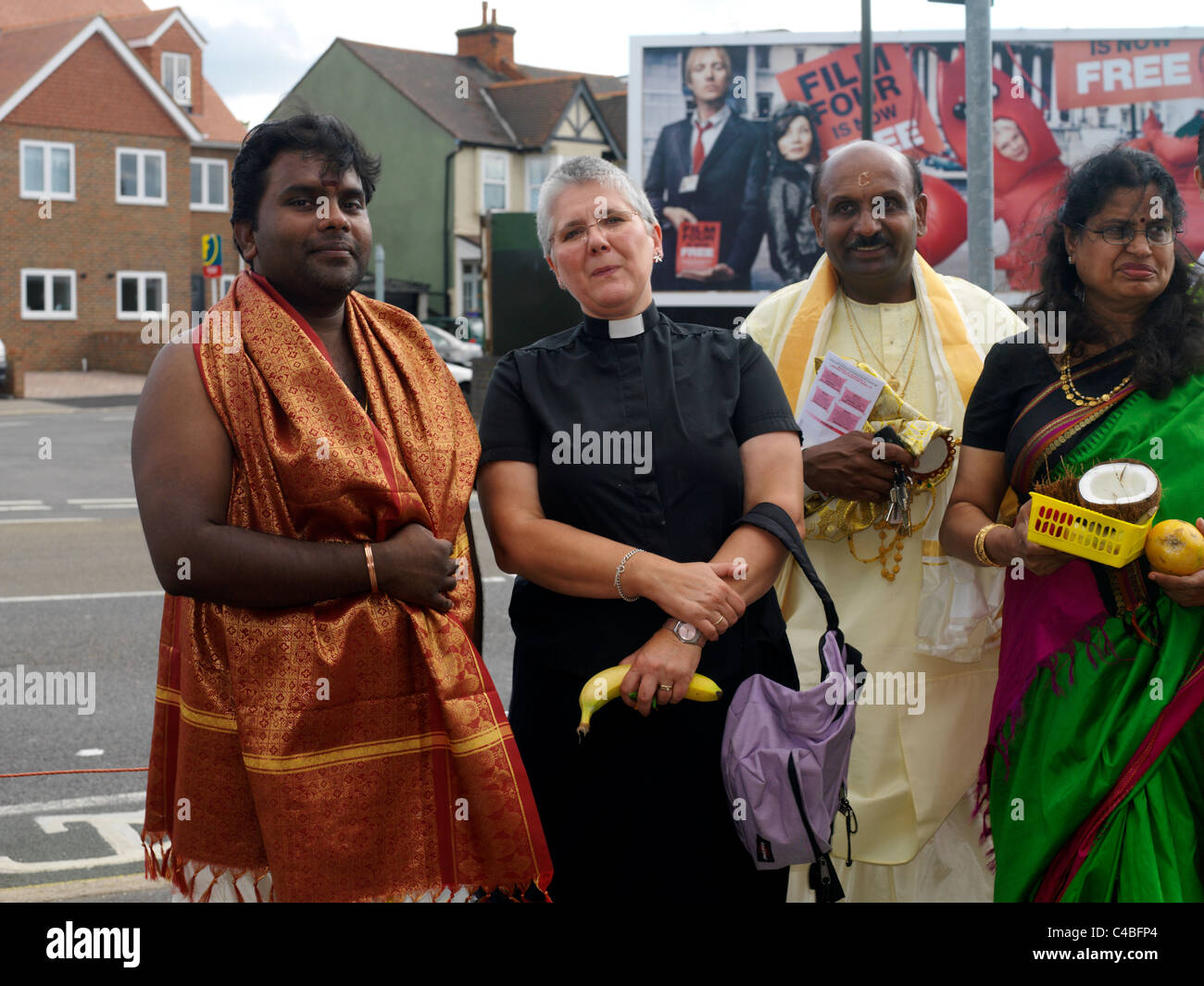 Sacerdote indù parlando a femmina vicario anglicano a New Malden Surrey in Inghilterra Foto Stock